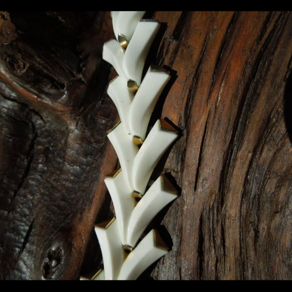 Mid Century Modern Crown Trifari White and Gold Tone Chevron Bracelet7 7 1/4 - Picture 10 of 14